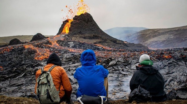 მეცნიერები და ტურისტები ისლანდიაში – კადრები მოვლენების ეპიცენტრიდან