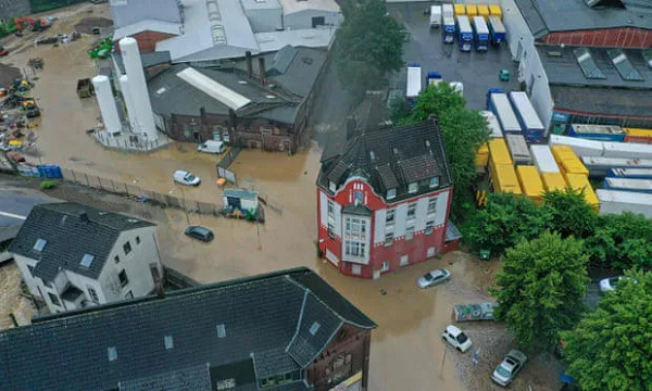 გერმანიაში წყალდიდობის შედეგად რამდენიმე სახლი დაინგრა, მაშველები დაკარგულებს ეძებენ