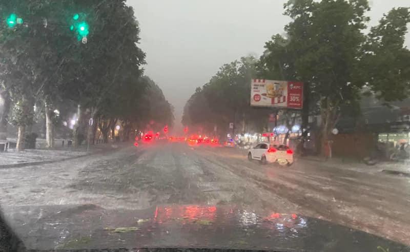 რას აცხადებენ მერიაში, წვიმის შედეგად ქუჩების დატბორვაზე